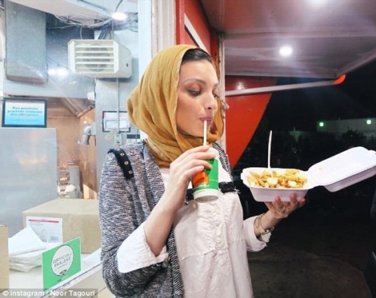 Intip kecantikan Tagouri, wanita berhijab yang jadi model Playboy