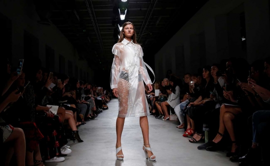 Busana-busana menerawang di Paris Fashion Week