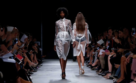 Busana-busana menerawang di Paris Fashion Week