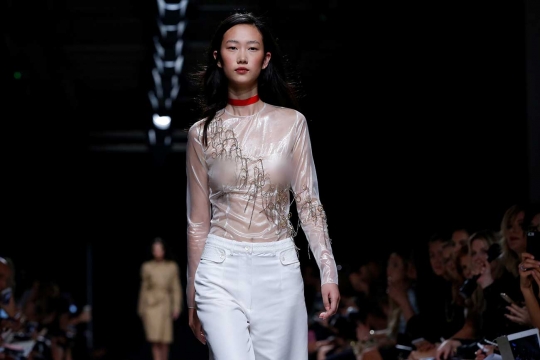 Busana-busana menerawang di Paris Fashion Week