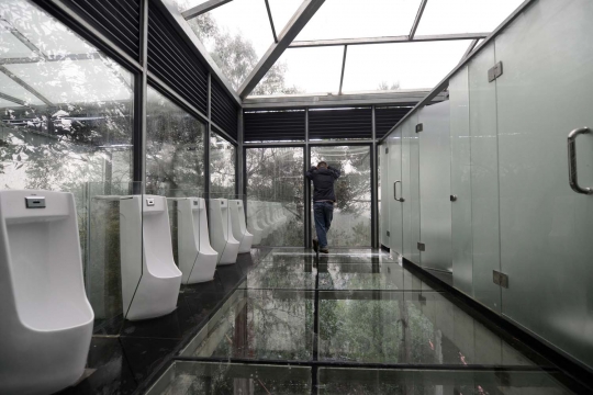 Antimainstream, toilet di China ini dibangun transparan