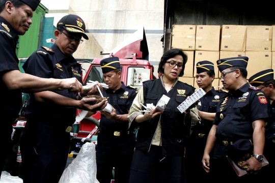 Sri Mulyani dan Bea Cukai ungkap kasus rokok ilegal