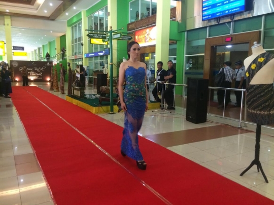 Pose model-model cantik berbatik di catwalk Bandara Adi Soemarmo