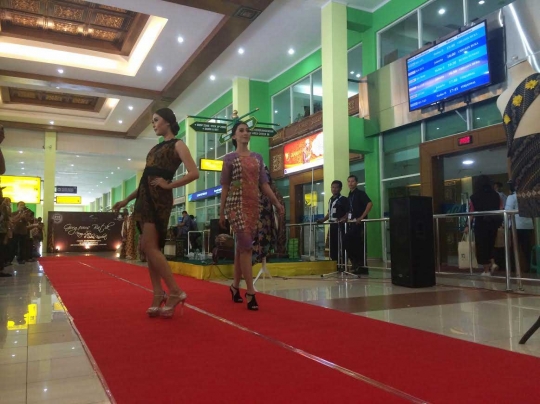 Pose model-model cantik berbatik di catwalk Bandara Adi Soemarmo