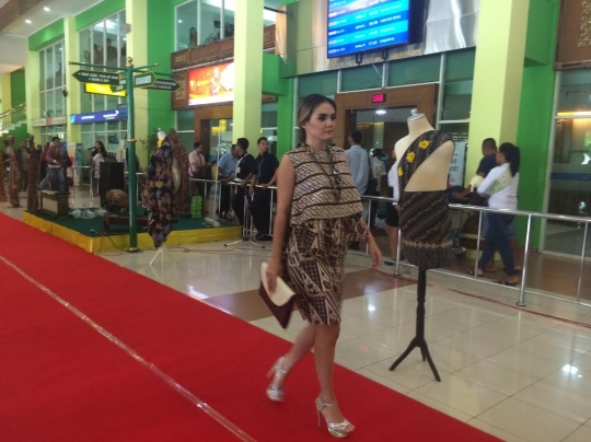 Pose model-model cantik berbatik di catwalk Bandara Adi Soemarmo