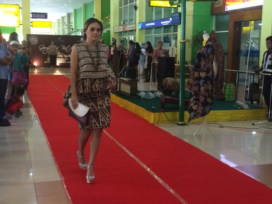 Pose model-model cantik berbatik di catwalk Bandara Adi Soemarmo