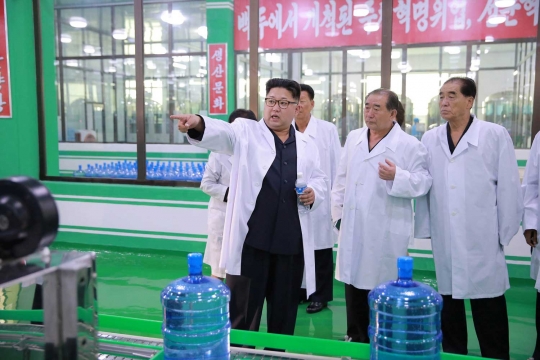 Ekspresi Kim Jong-un ketika melihat galon air mineral