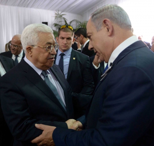 Saat Presiden Palestina berjabatan tangan dengan PM Israel