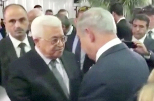 Saat Presiden Palestina berjabatan tangan dengan PM Israel