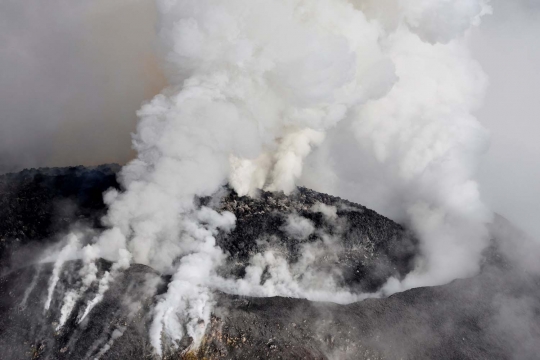 Penampakan kawah Gunung Colima di Meksiko saat erupsi