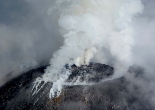 Penampakan kawah Gunung Colima di Meksiko saat erupsi