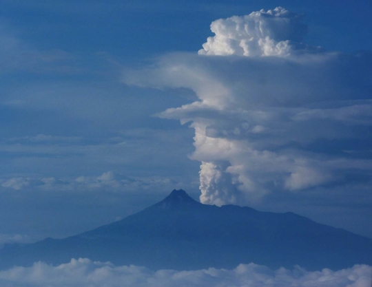 Penampakan kawah Gunung Colima di Meksiko saat erupsi