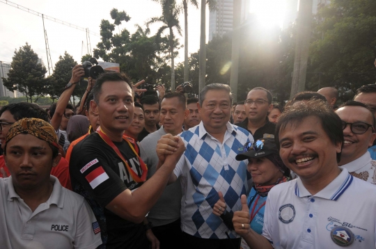 SBY dan Agus Yudhoyono lari bersama di car free day