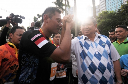 SBY dan Agus Yudhoyono lari bersama di car free day