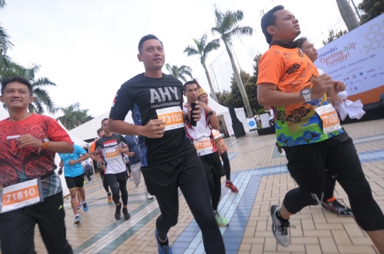 SBY dan Agus Yudhoyono lari bersama di car free day