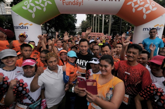 SBY dan Agus Yudhoyono lari bersama di car free day