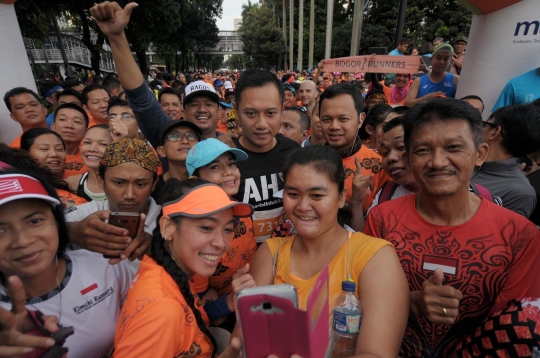 SBY dan Agus Yudhoyono lari bersama di car free day