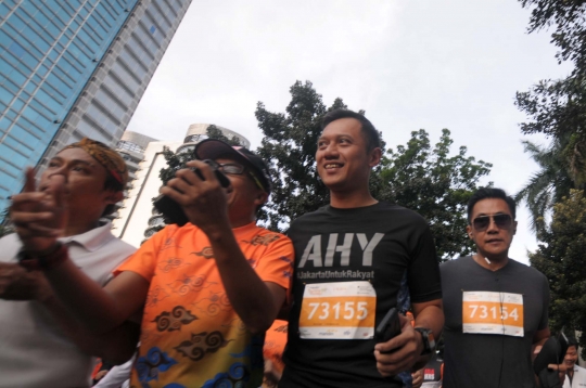 SBY dan Agus Yudhoyono lari bersama di car free day