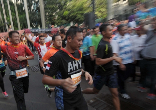 SBY dan Agus Yudhoyono lari bersama di car free day