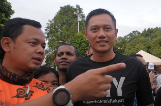 SBY dan Agus Yudhoyono lari bersama di car free day