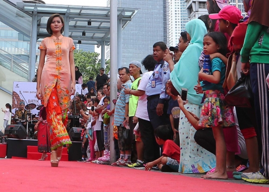 Fashion show batik di pelataran parkir Gedung Sarinah