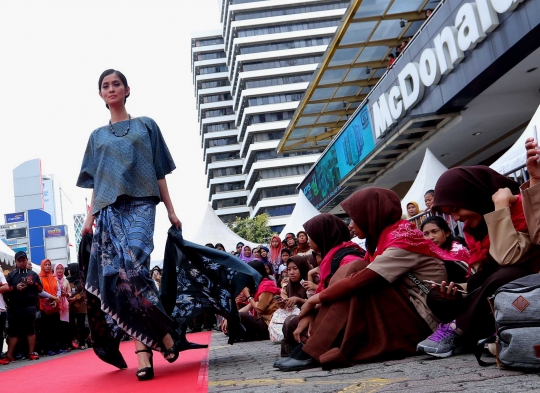 Fashion show batik di pelataran parkir Gedung Sarinah