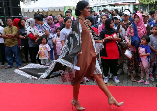 Fashion show batik di pelataran parkir Gedung Sarinah