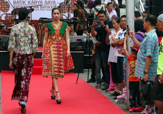 Fashion show batik di pelataran parkir Gedung Sarinah