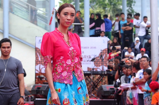 Fashion show batik di pelataran parkir Gedung Sarinah