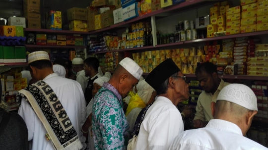 Keseruan berbelanja di 'pasar rasa Indonesia' Makkah