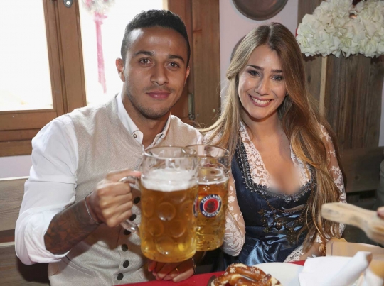 Mesranya para pemain Bayern bersama istri cantiknya di Oktoberfest