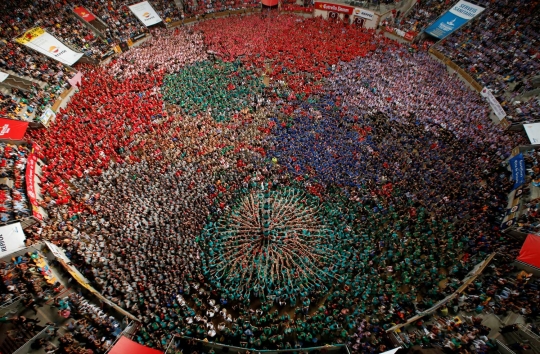 Serunya ribuan peserta berkompetisi bangun menara manusia di Spanyol