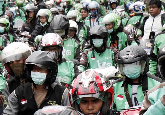 Aksi long march pengemudi Go-Jek lumpuhkan jalanan Kemang
