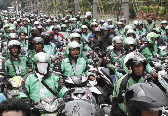 Aksi long march pengemudi Go-Jek lumpuhkan jalanan Kemang