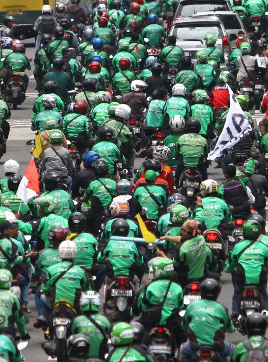 Aksi long march pengemudi Go-Jek lumpuhkan jalanan Kemang