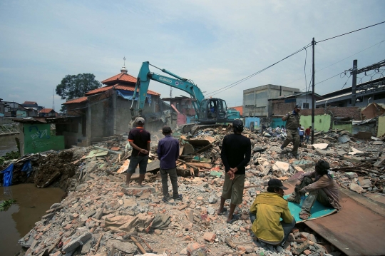 Alat berat DKI lanjutkan penggusuran pemukiman Bukit Duri