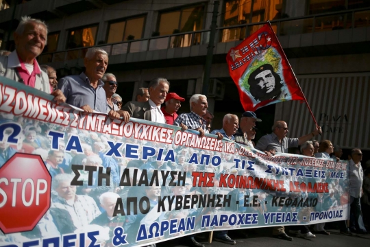 Kemarahan kakek-kakek Yunani dana pensiunan dipotong