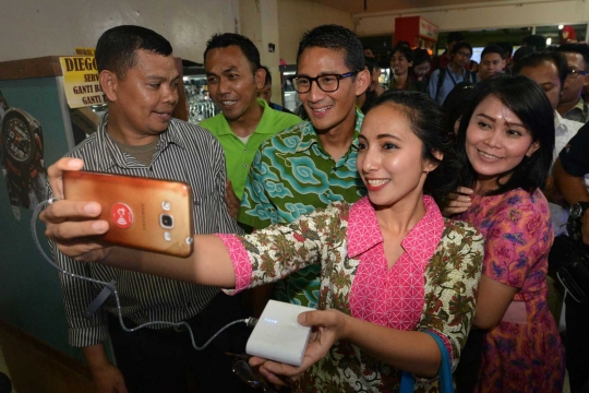 Kunjungi bursa kerja di Blok M, pengunjung ajak selfie Sandiaga Uno