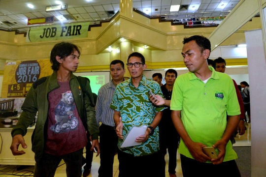 Kunjungi bursa kerja di Blok M, pengunjung ajak selfie Sandiaga Uno