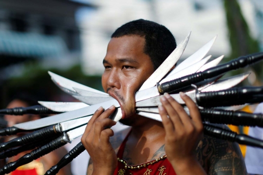 Atraksi mengerikan di festival Thailand ini bikin ngilu