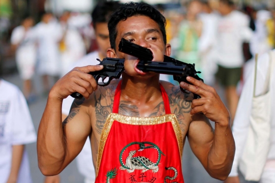 Atraksi mengerikan di festival Thailand ini bikin ngilu