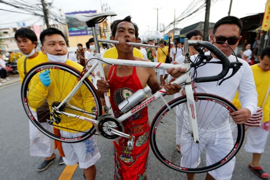 Atraksi mengerikan di festival Thailand ini bikin ngilu