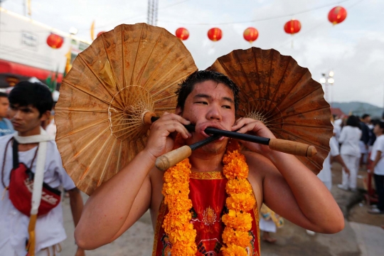 Atraksi mengerikan di festival Thailand ini bikin ngilu