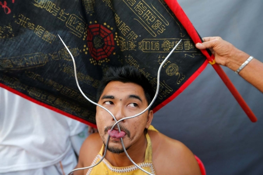 Atraksi mengerikan di festival Thailand ini bikin ngilu