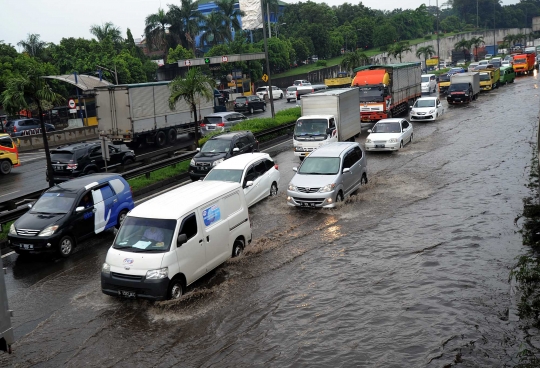 Hujan lebat, ruas Tol JORR tergenang air
