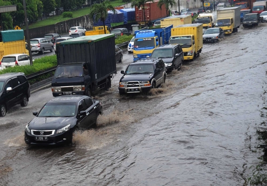 Hujan lebat, ruas Tol JORR tergenang air