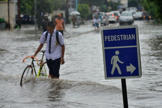 Banjir setengah meter rendam Kemang