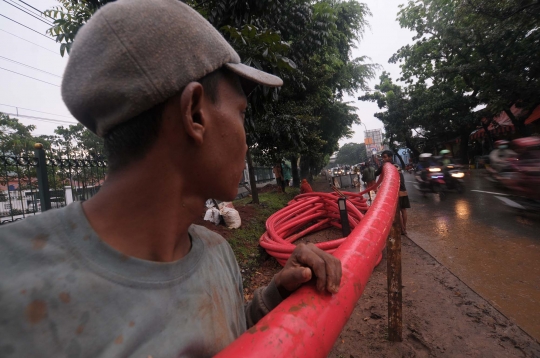 Pemasangan kabel bawah tanah PLN di Tanjung Barat