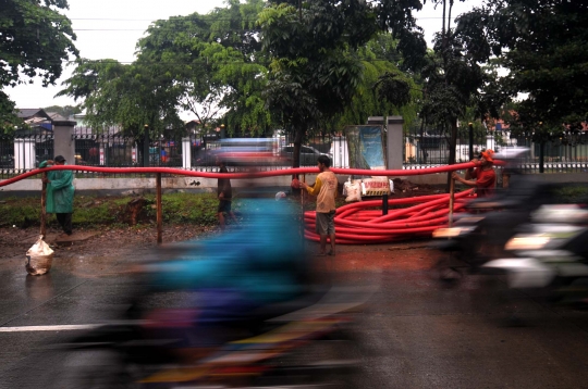 Pemasangan kabel bawah tanah PLN di Tanjung Barat