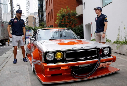 Gaya duo Red Bull F1 yang penasaran naik mobil lawas di Jepang